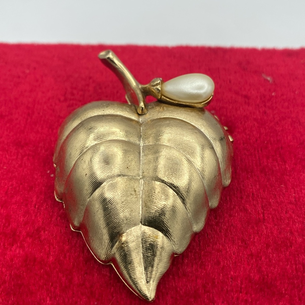 VTG Avon Gold tone metal leaf W/ faux pearl accent locket 2.25” brooch pin 2.25”